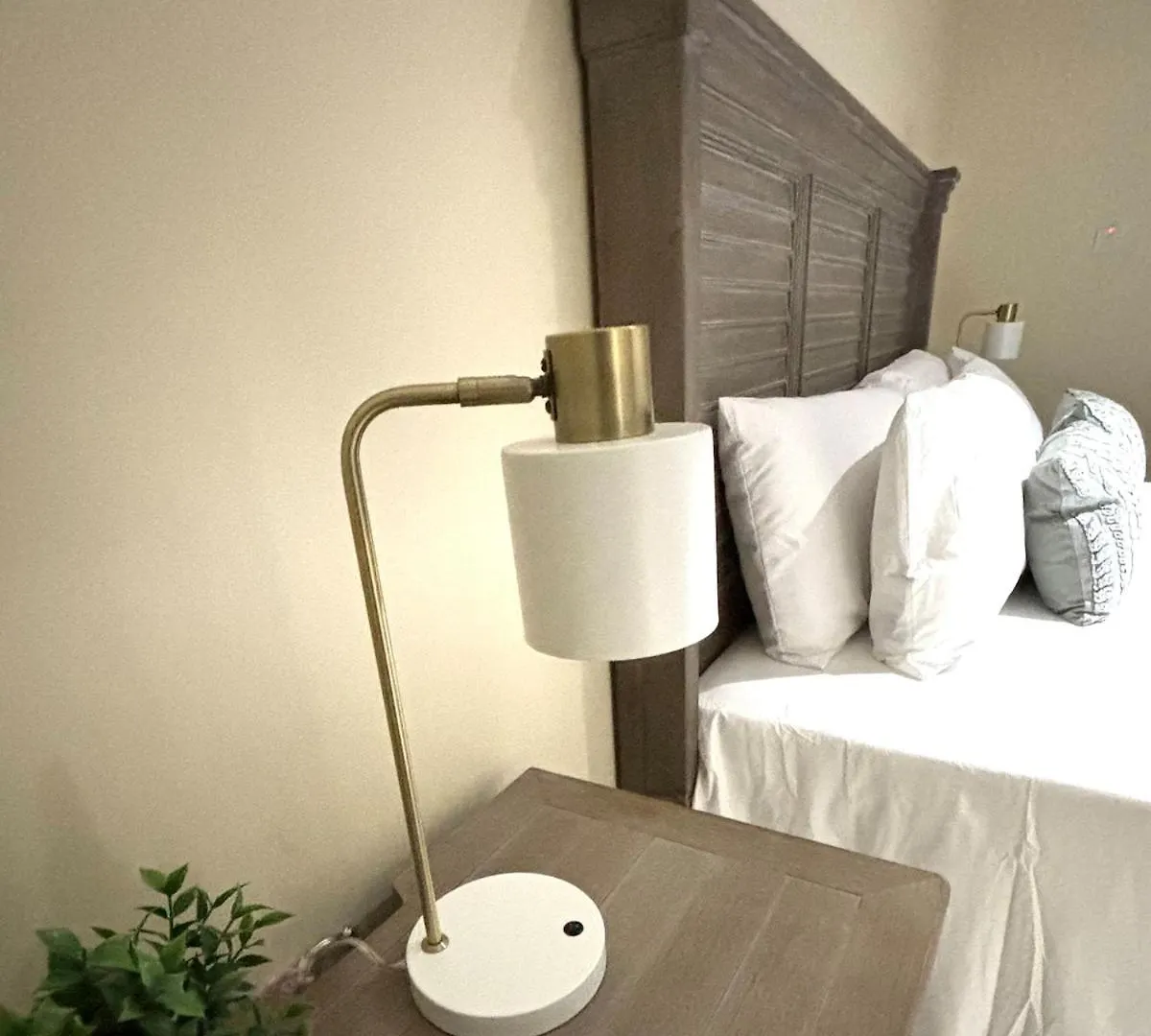 One Bedroom City Apartment With Pool Kingston