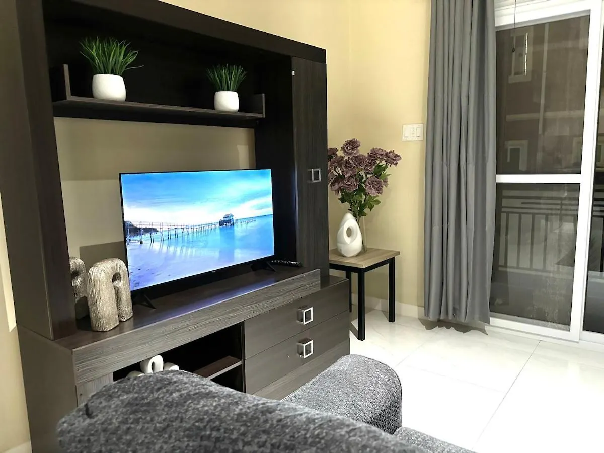 One Bedroom City Apartment With Pool Kingston
